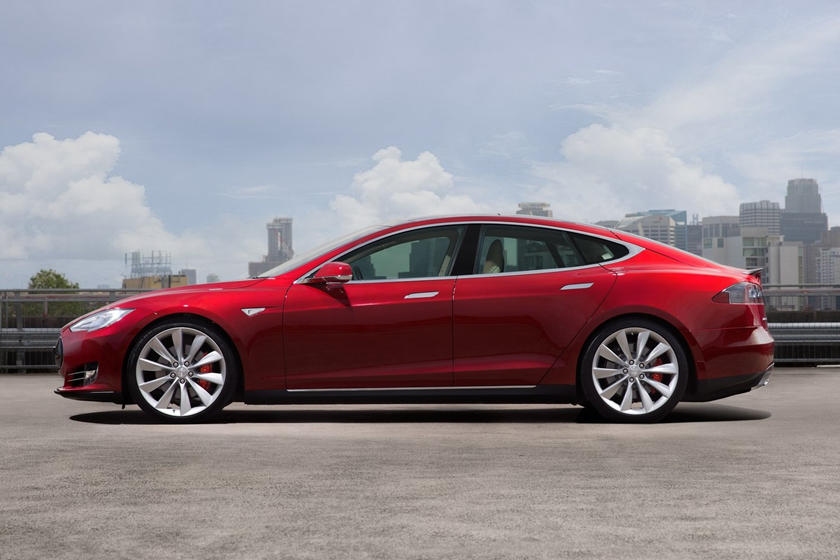 Vue latérale de la Tesla Model S 2012-2016