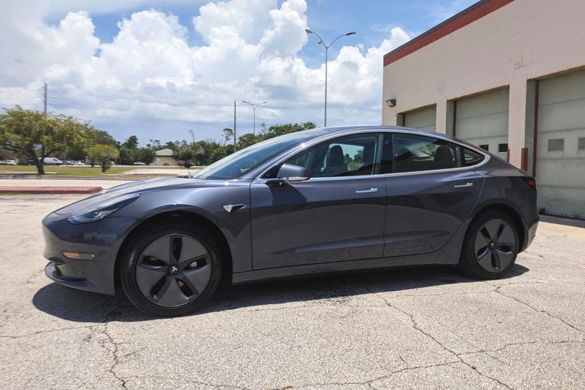 Vue latérale de la Tesla Model 3 2017-2021