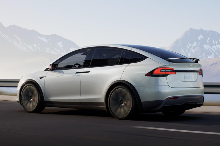 Vue d'angle arrière de la Tesla Model X Plaid 2021