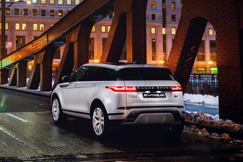 Vue d'angle arrière du Land Rover Range Rover Evoque 2020-2021