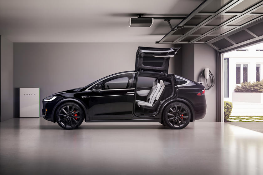 Vue latérale du Tesla Model X 2016-2020