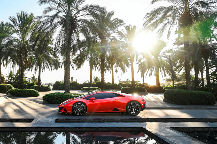 Vue latérale de la Lamborghini Huracan Evo 2020-2021
