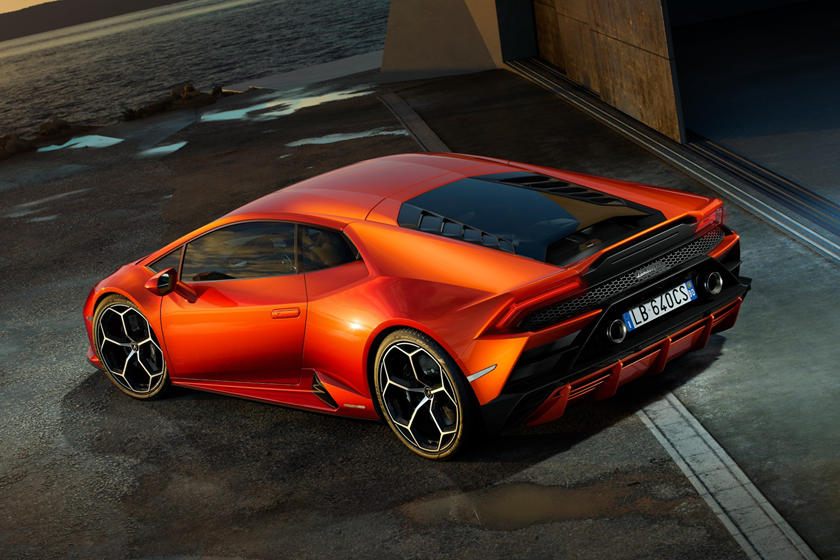 Vue d'angle arrière de la Lamborghini Huracan Evo 2020-2021