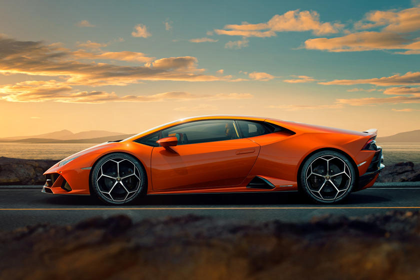 Vue latérale de la Lamborghini Huracan Evo 2020-2021