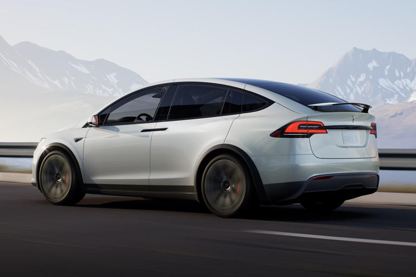 Vue d'angle arrière de la Tesla Model X Plaid 2021