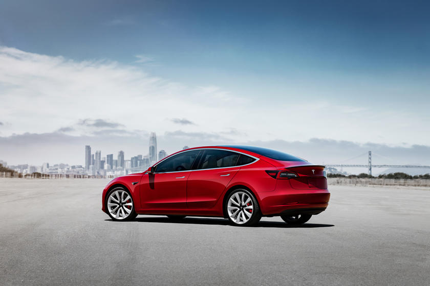 Vue d'angle arrière de la Tesla Model 3 2017-2021
