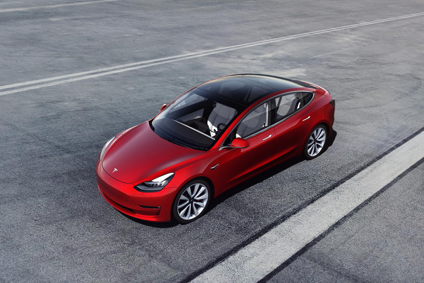Vue d'angle avant Tesla Model 3 2017-2021