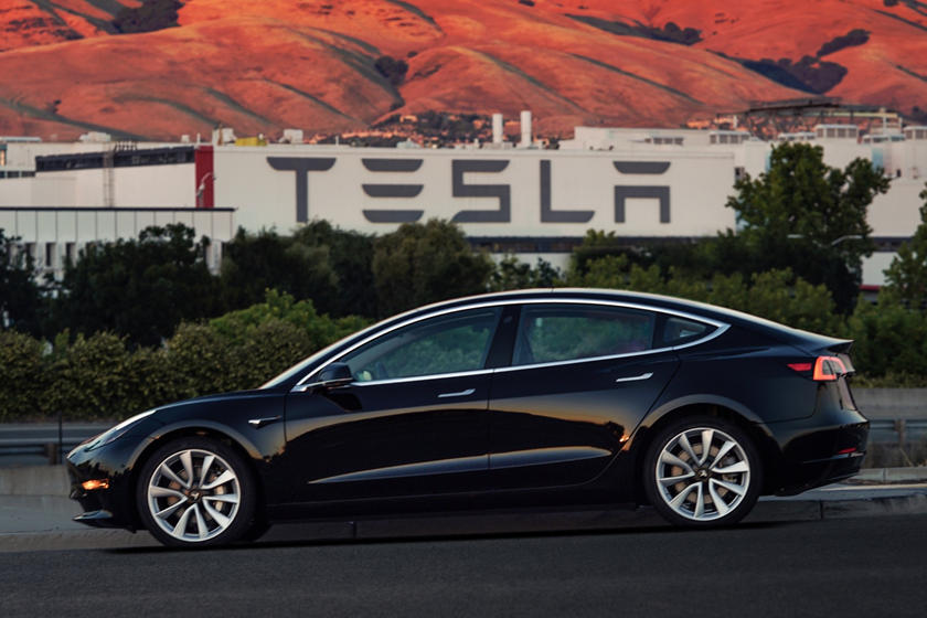 Vue latérale de la Tesla Model 3 2017-2021