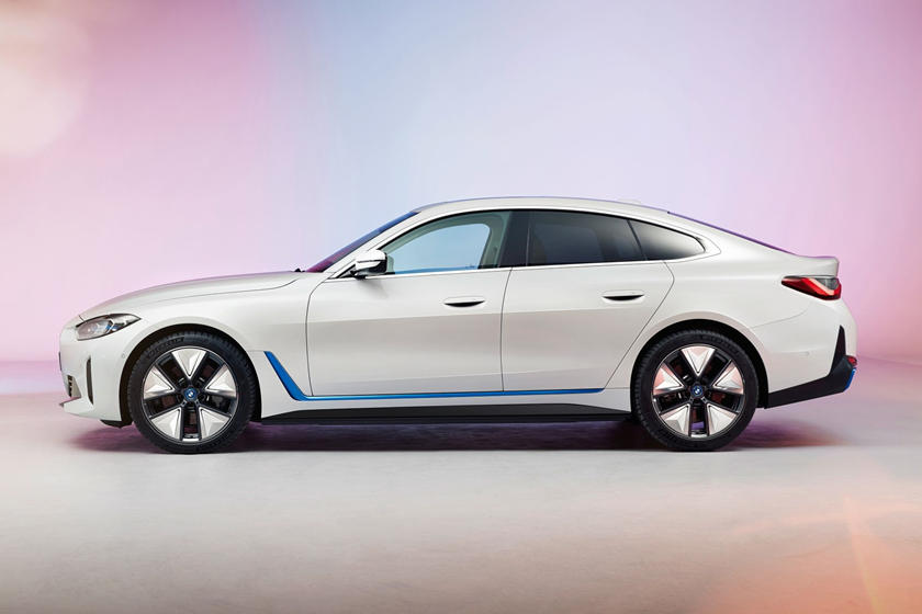 Vue latérale de la BMW i4 2022
