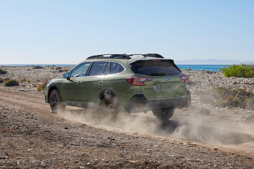 Vue arrière de la Subaru Outback 2020-2021 Conduite
