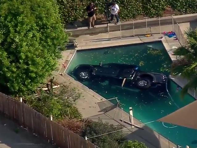  Ford F-150 Raptor se sumerge en la piscina de San Diego |  CarBuzz
